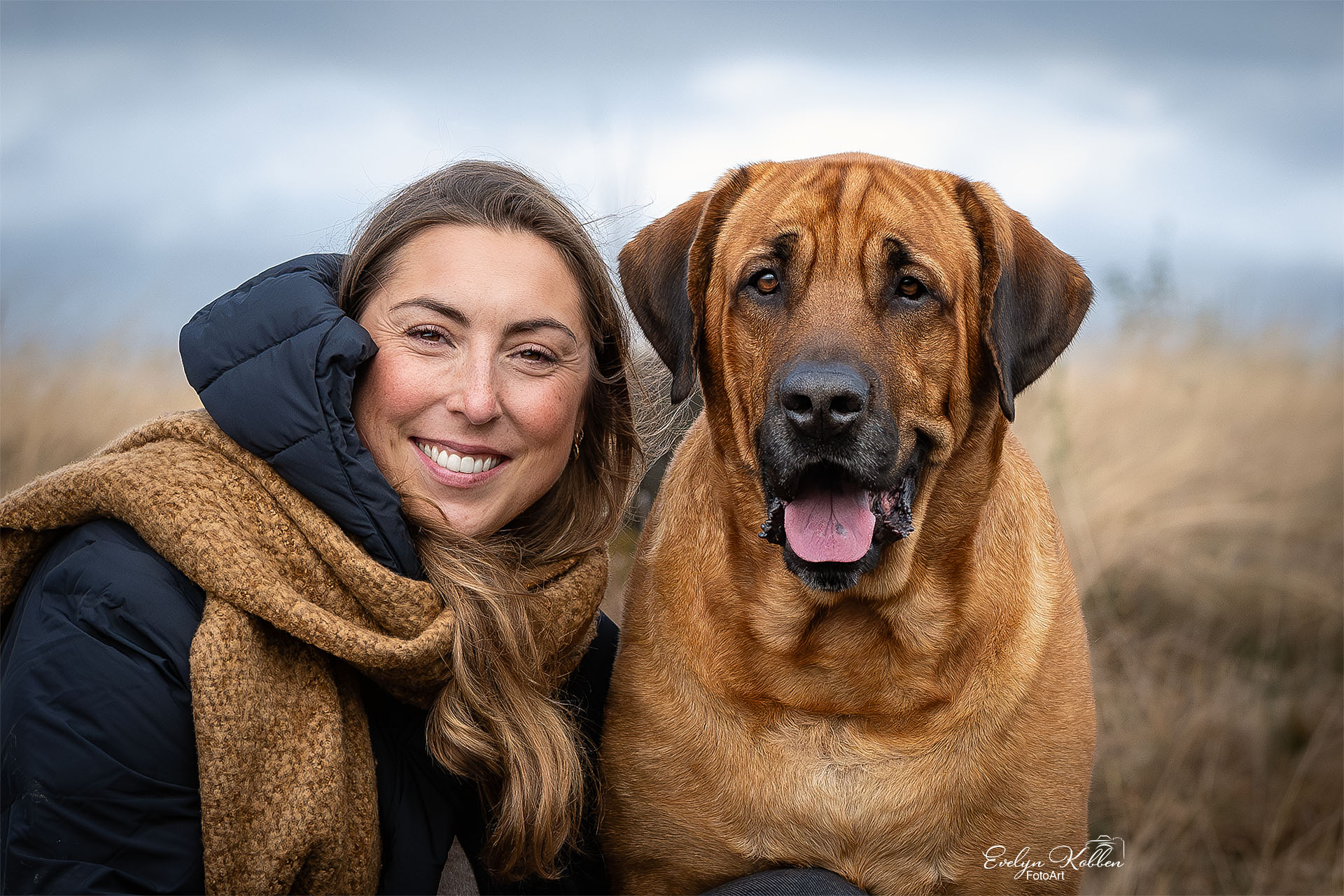 Broholmer – Hundefotografie Frau lacht mit ihrem Broholemer, Portrait Fotos