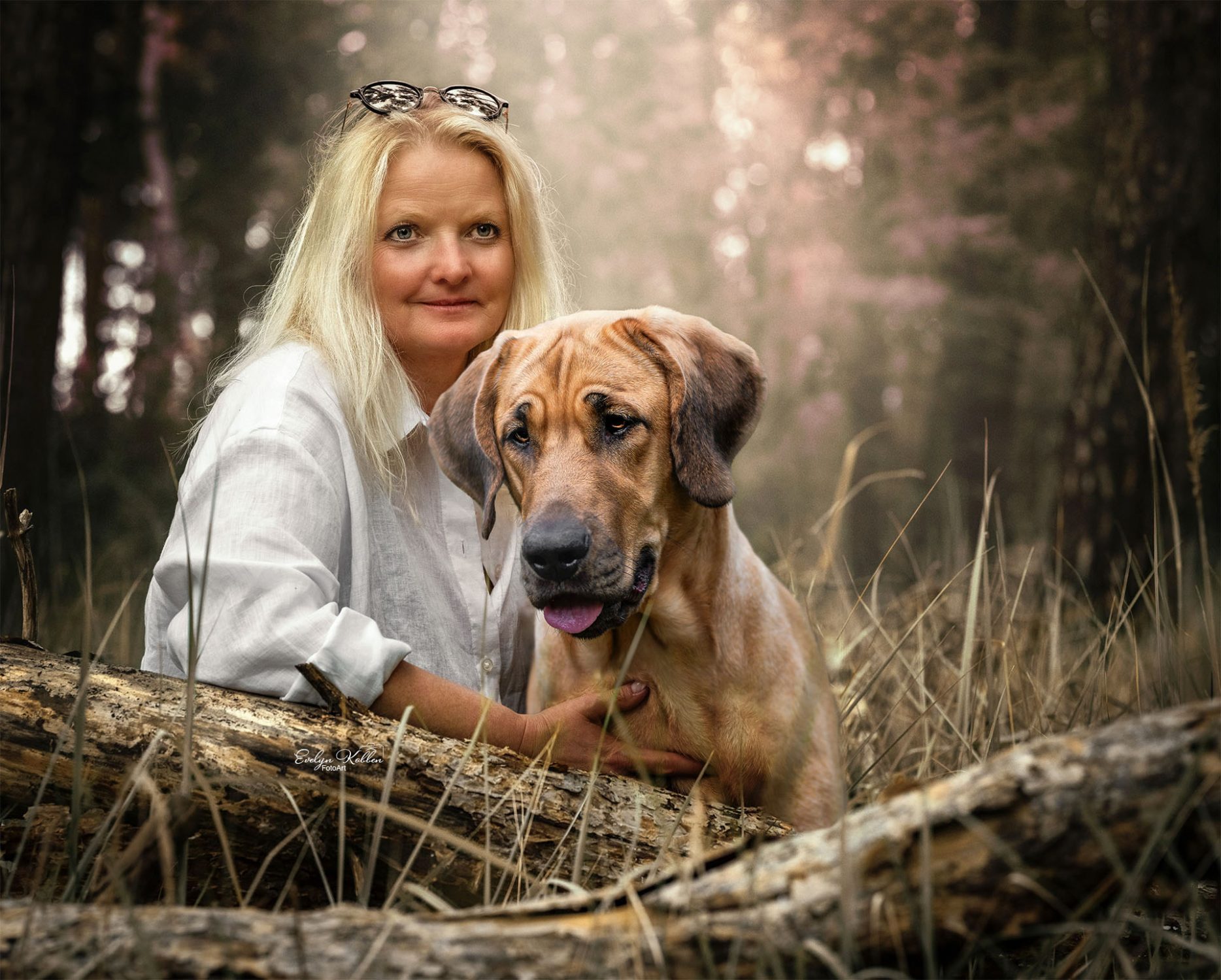 Gemeinsam Abenteuer Wald mit dem Broholmer erleben, eine blonde Frau mit ihrem Hund